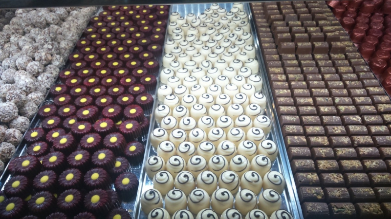 vente-MENTON-min_chocolates_milk_chocolate_white_chocolate_truffles_candy_food_treat_cacao-1213769